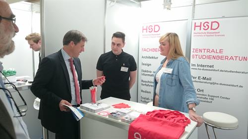 Auch der Vizepräsident für Alumni-Management und wissenschaftliche Weiterbildung sowie Forschung und Transfer, Prof. Dr. Horst Peters, besuchte den Stand der HSD. Foto: Michael Kirch 